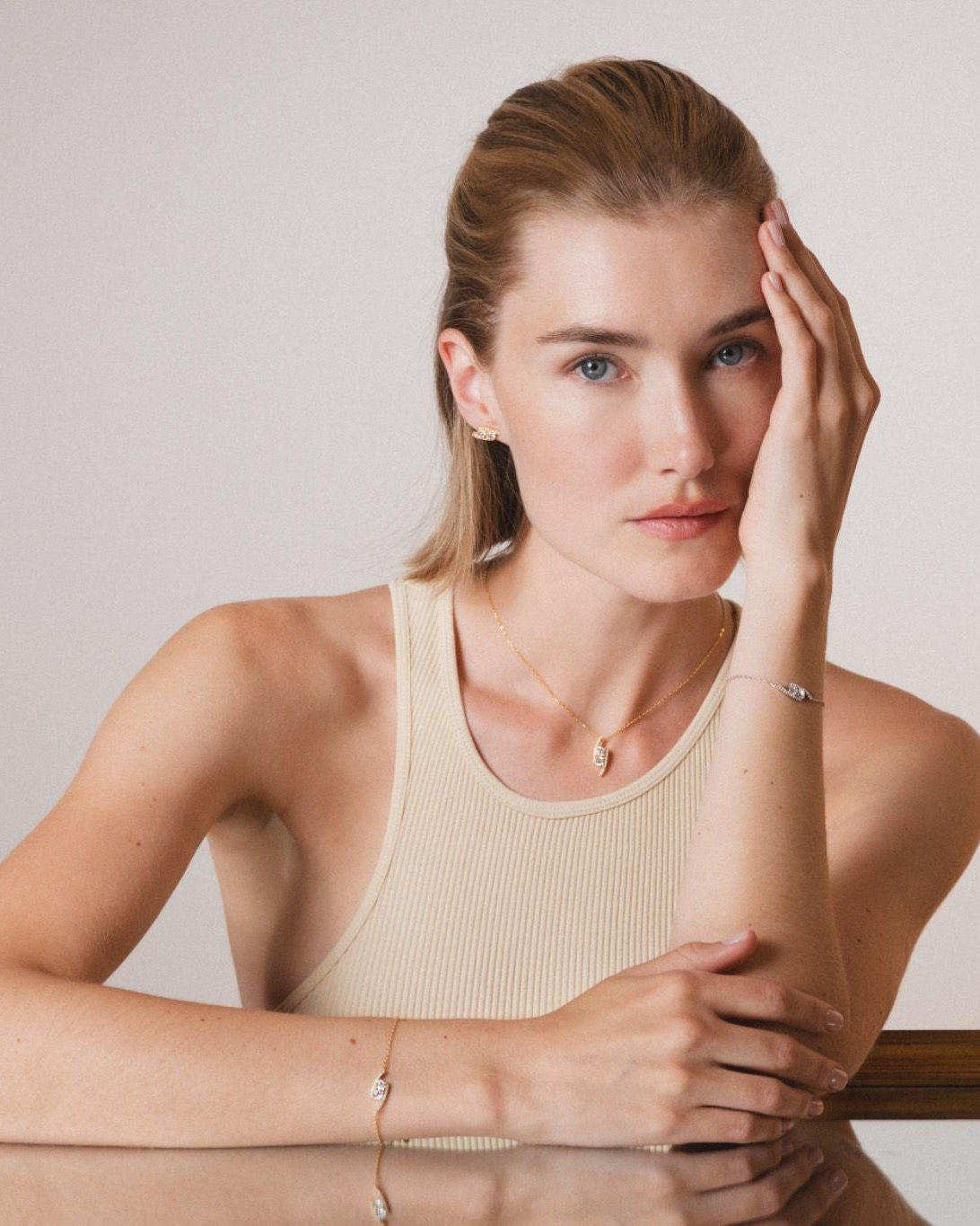 Boucles d’oreilles puces « Sharp » en argent 925 doré à l’or jaune 18 carats, formes géométriques élégantes avec pavage de zirconiums taille ronde, finition polie brillante.