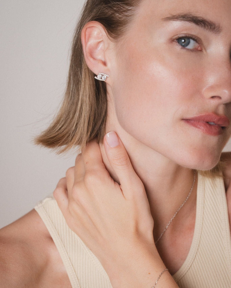 Boucles d’oreilles puces « Sharp » en argent 925 rhodié, formes géométriques élégantes avec pavage de zirconiums taille ronde, finition polie brillante