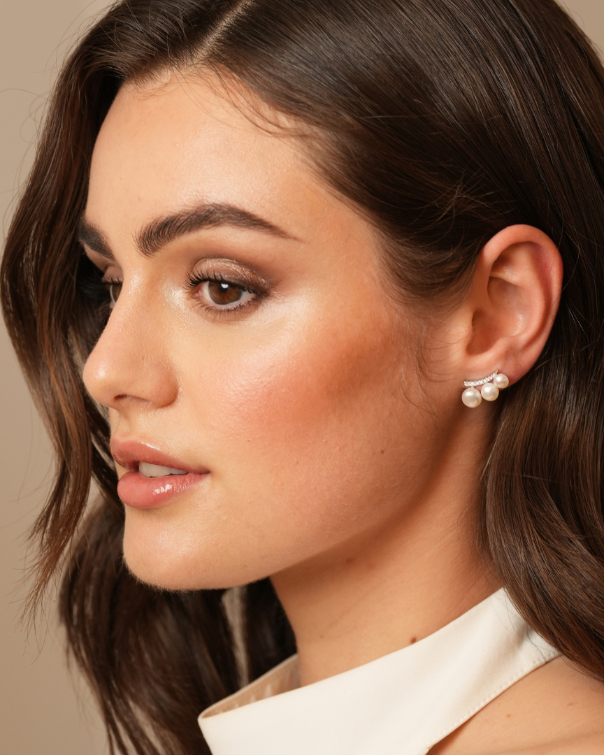 Puces d’oreilles Trio Perle en argent 925 rhodié ornées de perles de culture blanches et de zirconiums pavés, boucles d’oreilles élégantes et raffinées pour un style lumineux et sophistiqué.