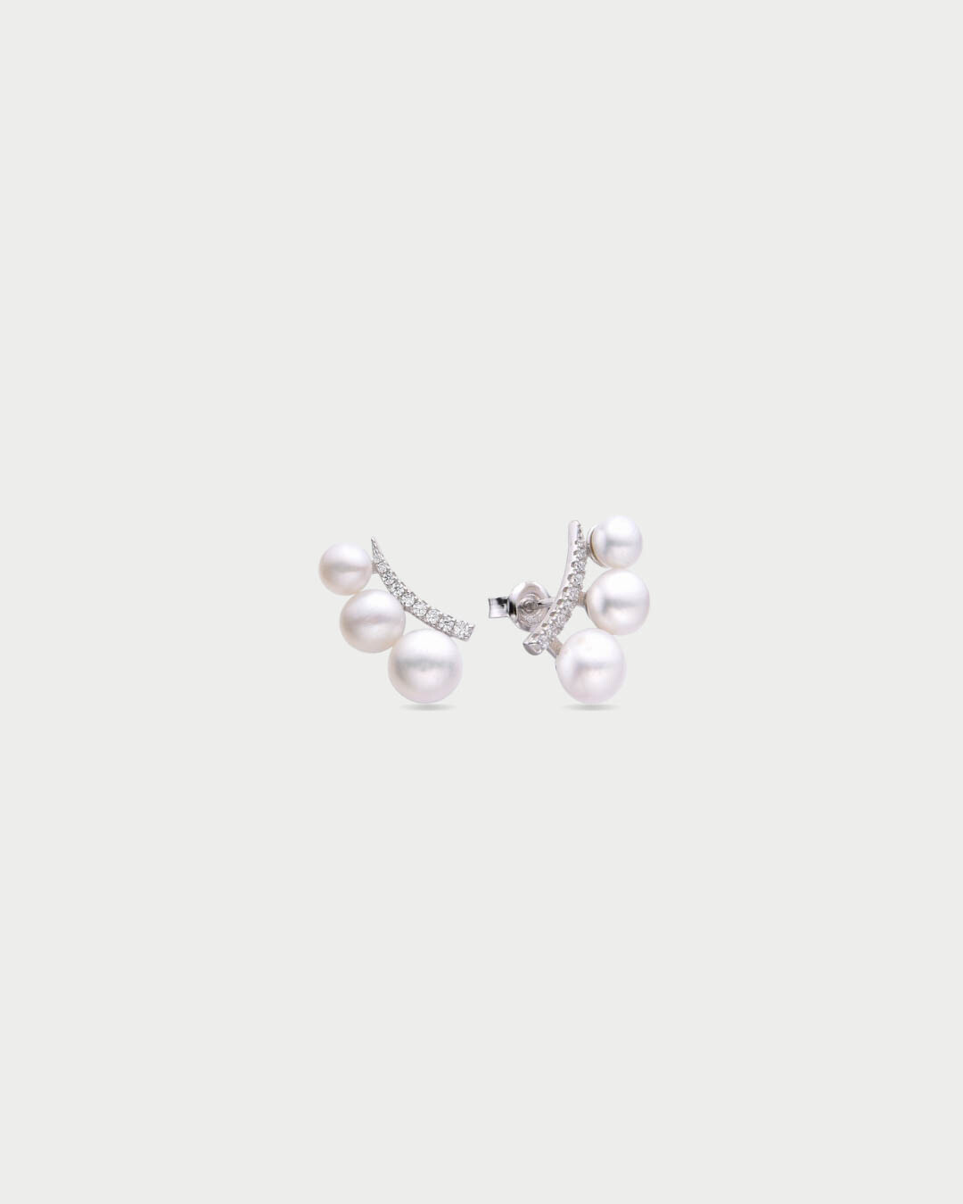Puces d’oreilles Trio Perle en argent 925 rhodié ornées de perles de culture blanches et de zirconiums pavés, boucles d’oreilles élégantes et raffinées pour un style lumineux et sophistiqué.