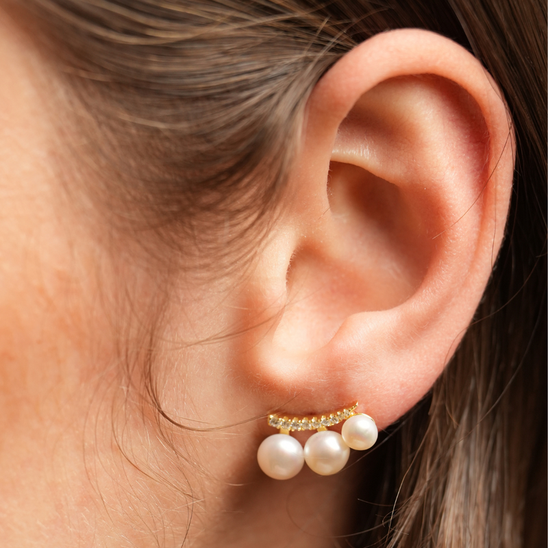 Puces d’oreilles Trio Perle dorées en argent 925 rhodié à l’or 18 carats, ornées de perles de culture blanches et d’un pavage de zirconium scintillant, boucles d’oreilles élégantes et raffinées.
