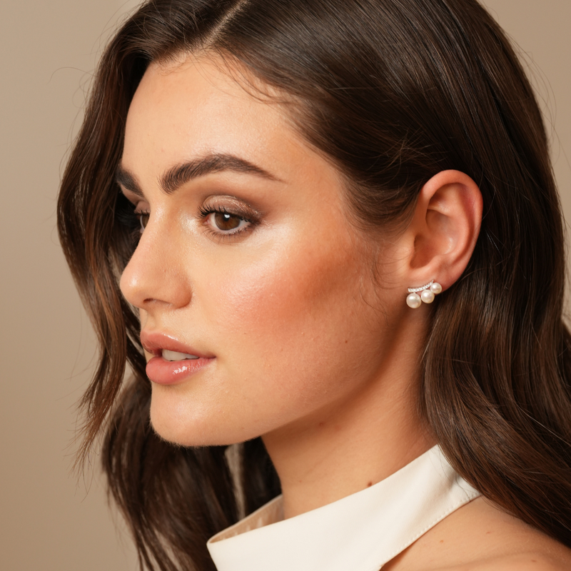 Puces d’oreilles Trio Perle dorées en argent 925 rhodié à l’or 18 carats, ornées de perles de culture blanches et d’un pavage de zirconium scintillant, boucles d’oreilles élégantes et raffinées.