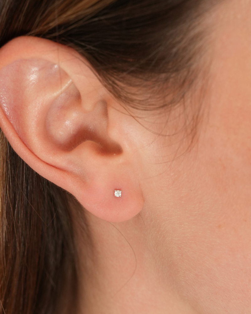 Puces XS Intemporel – Doré en argent 925 doré à l’or 18 carats, format discret délicatement serti, finition lumineuse résistante à l’oxydation, fermoir papillon sécurisé, éclat solaire et minimaliste au quotidien.
