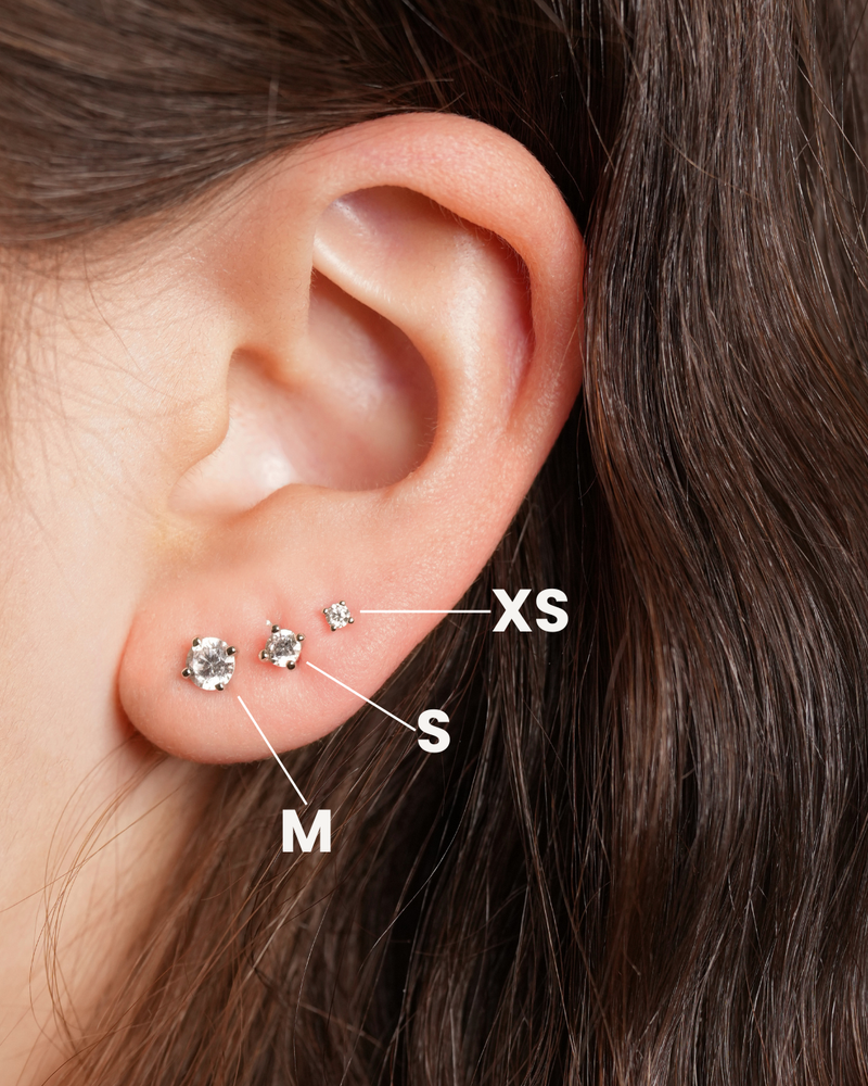 Puces XS Intemporel – Rose en argent 925 doré à l’or rose 18 carats, format discret délicatement serti, finition lumineuse résistante à l’oxydation, fermoir papillon sécurisé, éclat doux et minimaliste au quotidien.
