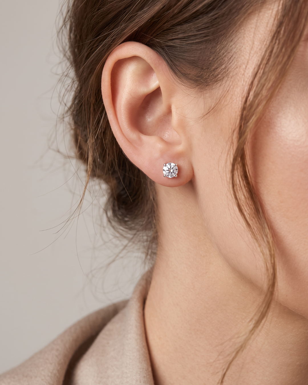 Boucles d’oreilles puces « Double Rond Intemporel » en argent 925 doré à l’or 18 carats, double cercle élégant agrémenté d’un pavage de zirconiums taille ronde, finition polie brillante.
