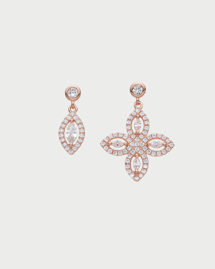 puces d’oreilles asymétriques Fleur Éternelle en argent 925 doré à l'or 18 carats rose avec zirconium, design moderne combinant pierre marquise et motif floral pavé.