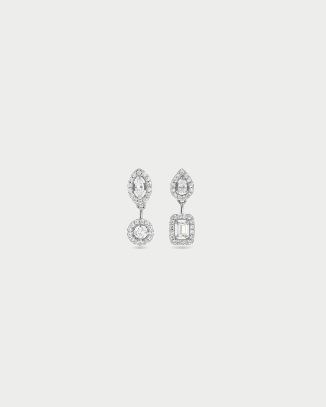 Puces asymétriques « Gabriella » – Blanc en argent 925 millièmes rhodié, composées de deux puces ornées de pierres en zirconium alternant les tailles ronde, marquise, poire et émeraude, longueur 17 mm, finition polie brillante.