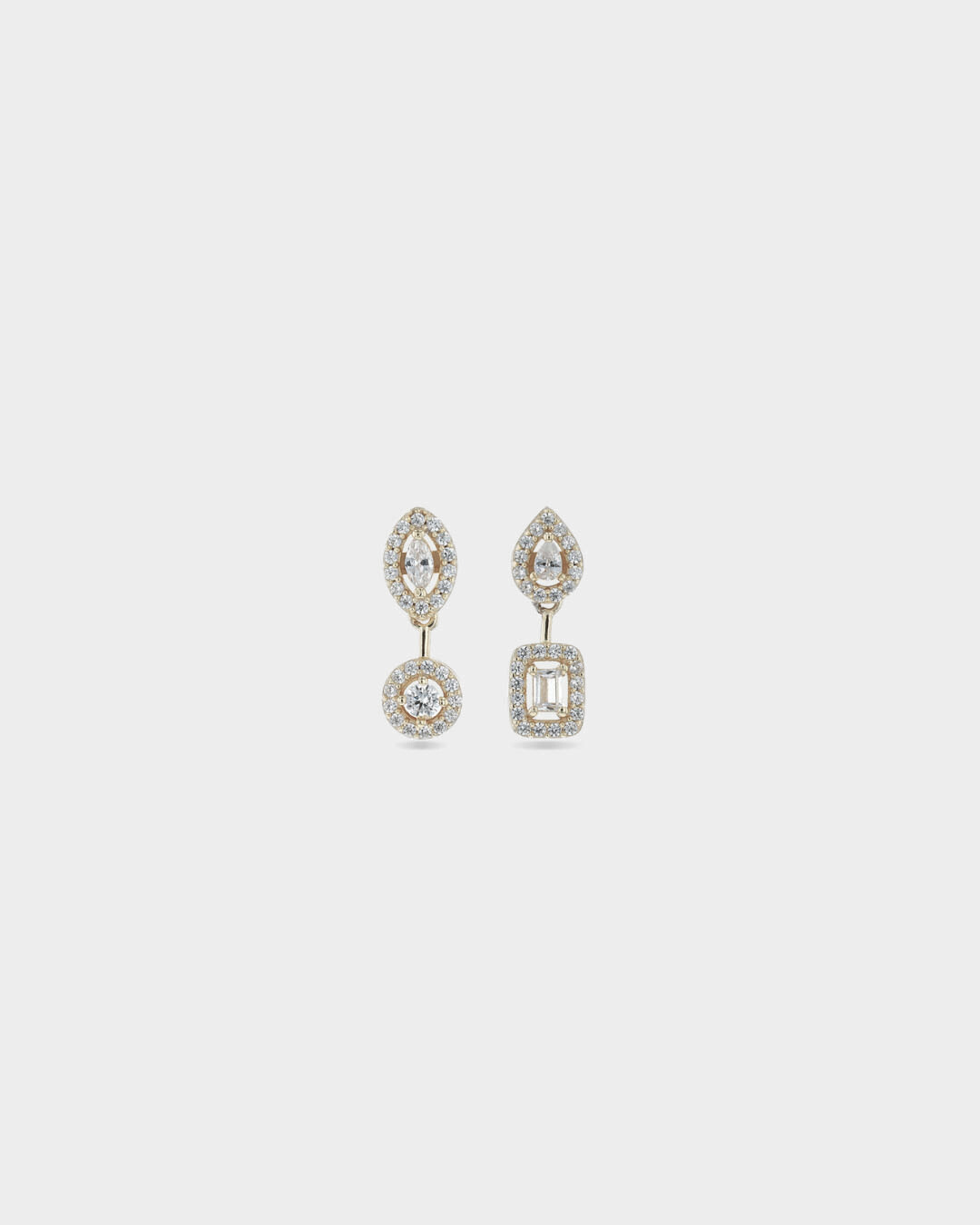 Puces asymétriques « Gabriella » – Doré en argent 925 millièmes doré à l’or fin 18 carats, composées de deux puces ornées de pierres en zirconium alternant les tailles ronde, marquise, poire et émeraude, longueur 17 mm, finition polie brillante.