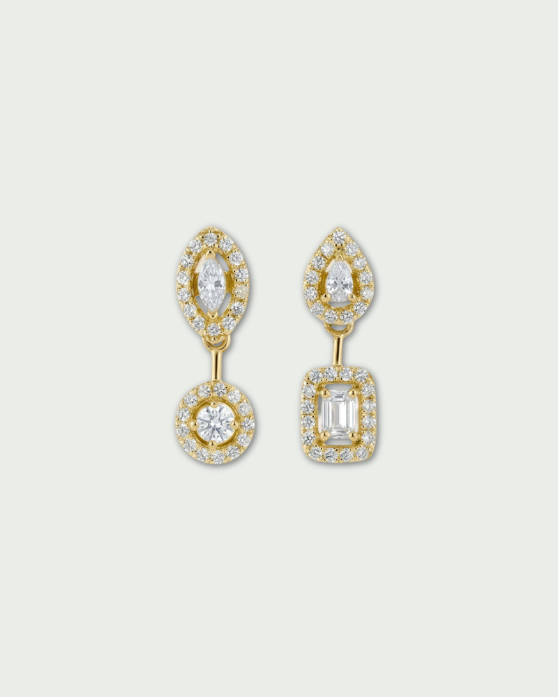 Puces asymétriques « Gabriella » – Doré en argent 925 millièmes doré à l’or fin 18 carats, composées de deux puces ornées de pierres en zirconium alternant les tailles ronde, marquise, poire et émeraude, longueur 17 mm, finition polie brillante.