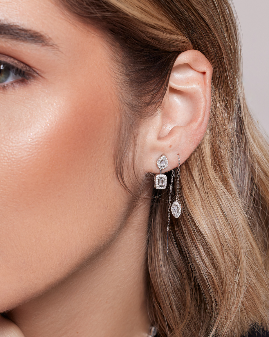 Puces asymétriques « Gabriella » – Blanc en argent 925 millièmes rhodié, composées de deux puces ornées de pierres en zirconium alternant les tailles ronde, marquise, poire et émeraude, longueur 17 mm, finition polie brillante.