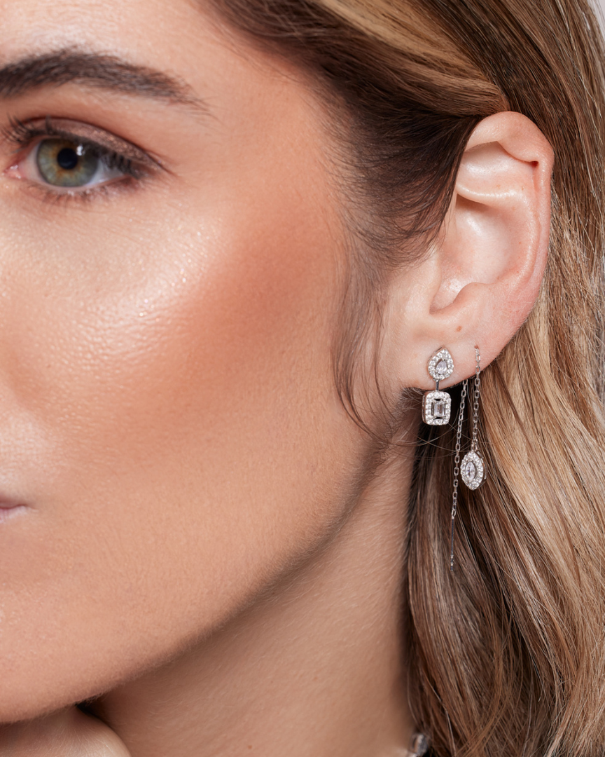 Puces asymétriques « Gabriella » – Doré en argent 925 millièmes doré à l’or fin 18 carats, composées de deux puces ornées de pierres en zirconium alternant les tailles ronde, marquise, poire et émeraude, longueur 17 mm, finition polie brillante.