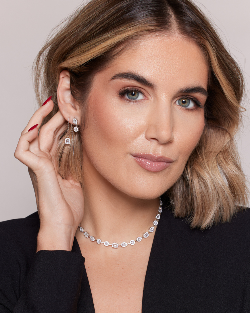 Puces asymétriques « Gabriella » – Blanc en argent 925 millièmes rhodié, composées de deux puces ornées de pierres en zirconium alternant les tailles ronde, marquise, poire et émeraude, longueur 17 mm, finition polie brillante.