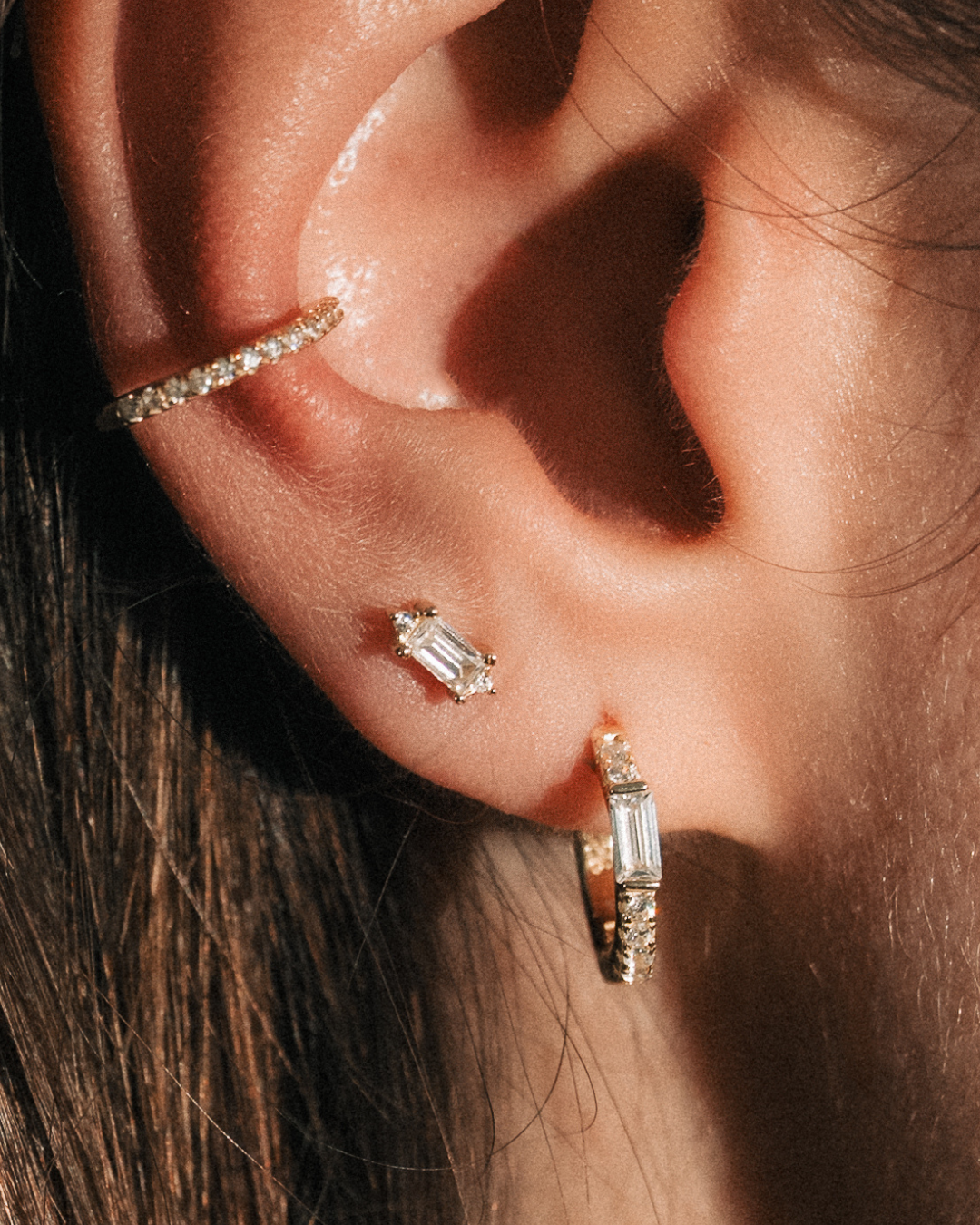 Puces en argent 925 doré à l’or 18 carats avec zircon blanc taille baguette et pierres rondes.