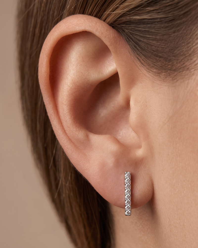 Puces Barrettes Intemporel – Blanc en argent 925 rhodié, silhouette fine et linéaire délicatement sertie, finition polie brillante résistante à l’oxydation, fermoir papillon sécurisé, éclat net et graphique au quotidien.
