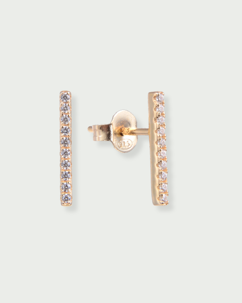 Puces Barrettes Intemporel – Doré en argent 925 doré à l’or 18 carats, silhouette fine et linéaire délicatement sertie, finition lumineuse résistante à l’oxydation, fermoir papillon sécurisé, éclat solaire et graphique au quotidien.
