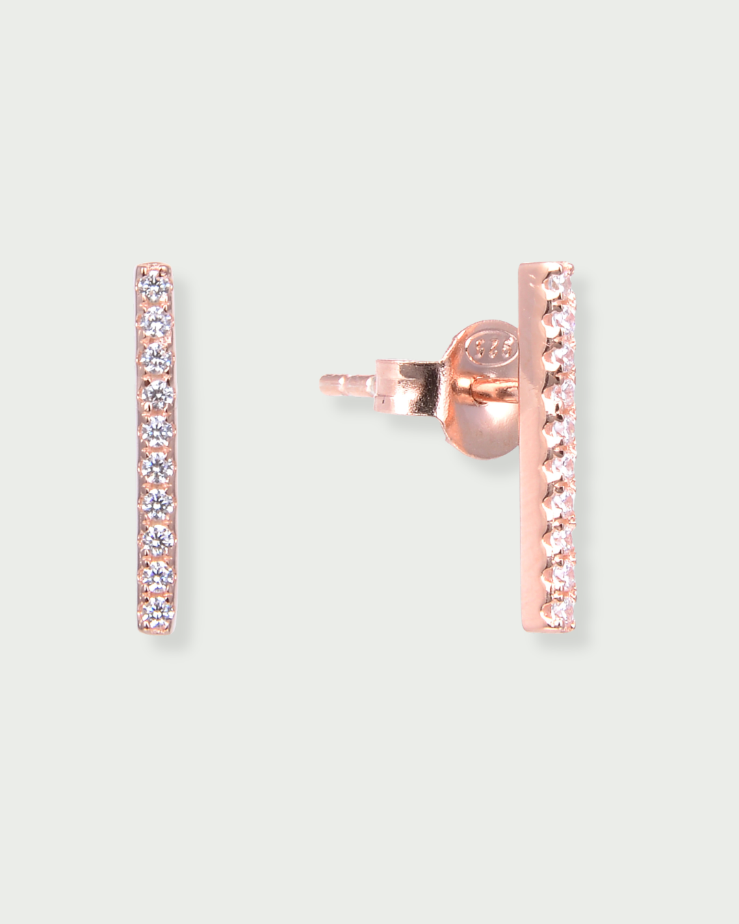 Puces Barrettes Intemporel – Rose en argent 925 doré à l’or rose 18 carats, silhouette fine et linéaire délicatement sertie, finition lumineuse résistante à l’oxydation, fermoir papillon sécurisé, éclat doux et graphique au quotidien.
