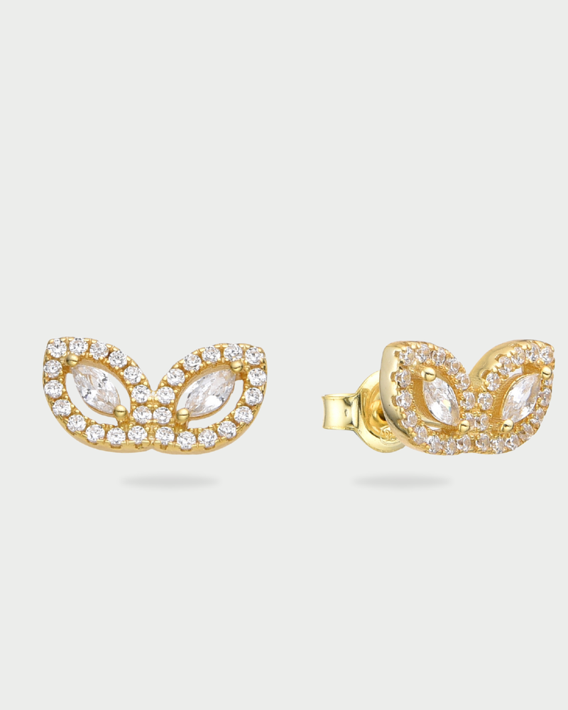 Boucles d’oreilles puces « Demi Fleur de Vie » en argent 925 doré à l’or jaune 18 carats, motif floral minimaliste sublimé par deux pierres taille marquise et un pavage de zirconiums taille ronde, finition polie brillante.