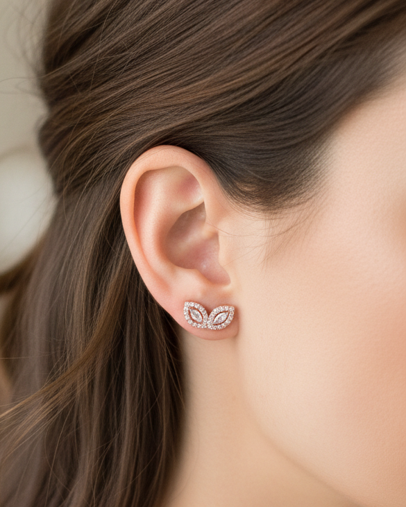 Boucles d’oreilles puces « Demi Fleur de Vie » en argent 925 doré à l’or rose 18 carats, motif floral minimaliste sublimé par deux pierres taille marquise et un pavage de zirconiums taille ronde, finition polie brillante.