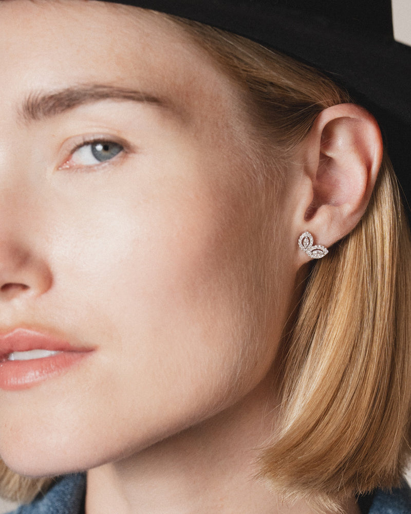 Boucles d’oreilles puces « Demi Fleur de Vie » en argent 925 rhodié, motif floral minimaliste sublimé par deux pierres taille marquise et un pavage de zirconiums taille ronde, finition polie brillante.