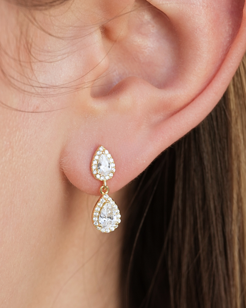 Boucles d’oreilles Puces Double Infini Poire doré avec deux pierres taille poire serties de zircons.