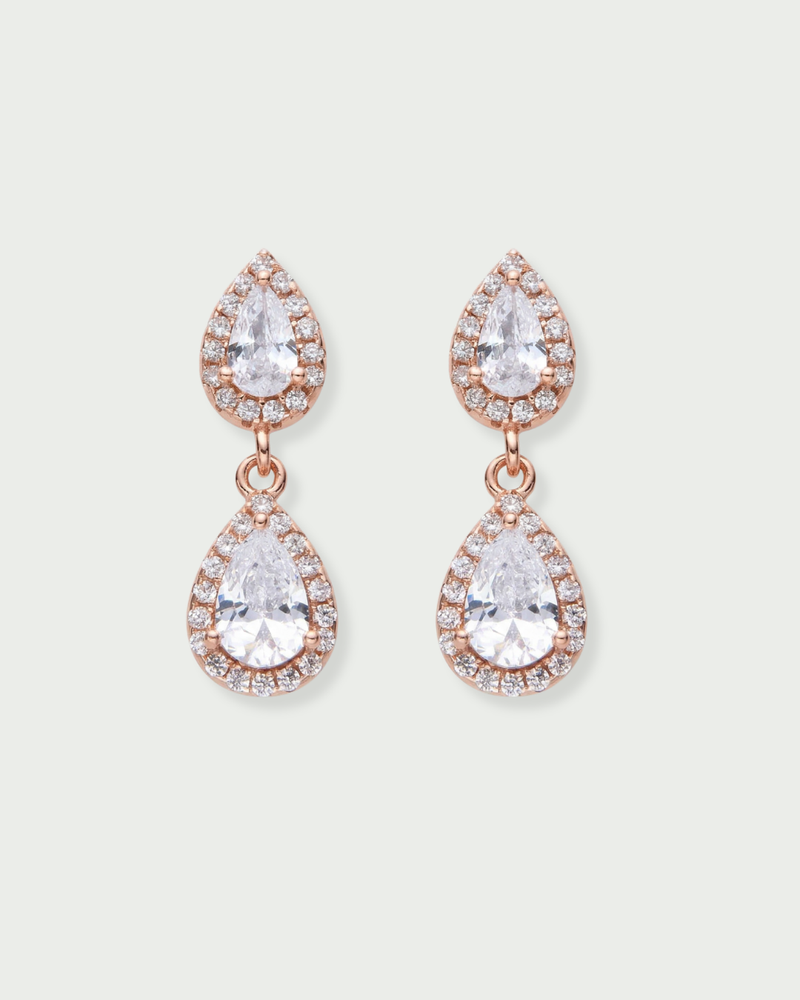 Puces Double Infini Poire rose GENA Jewelry en argent 925 doré à l’or rose, ornées de deux zircons taille poire entourés d’un pavage lumineux.