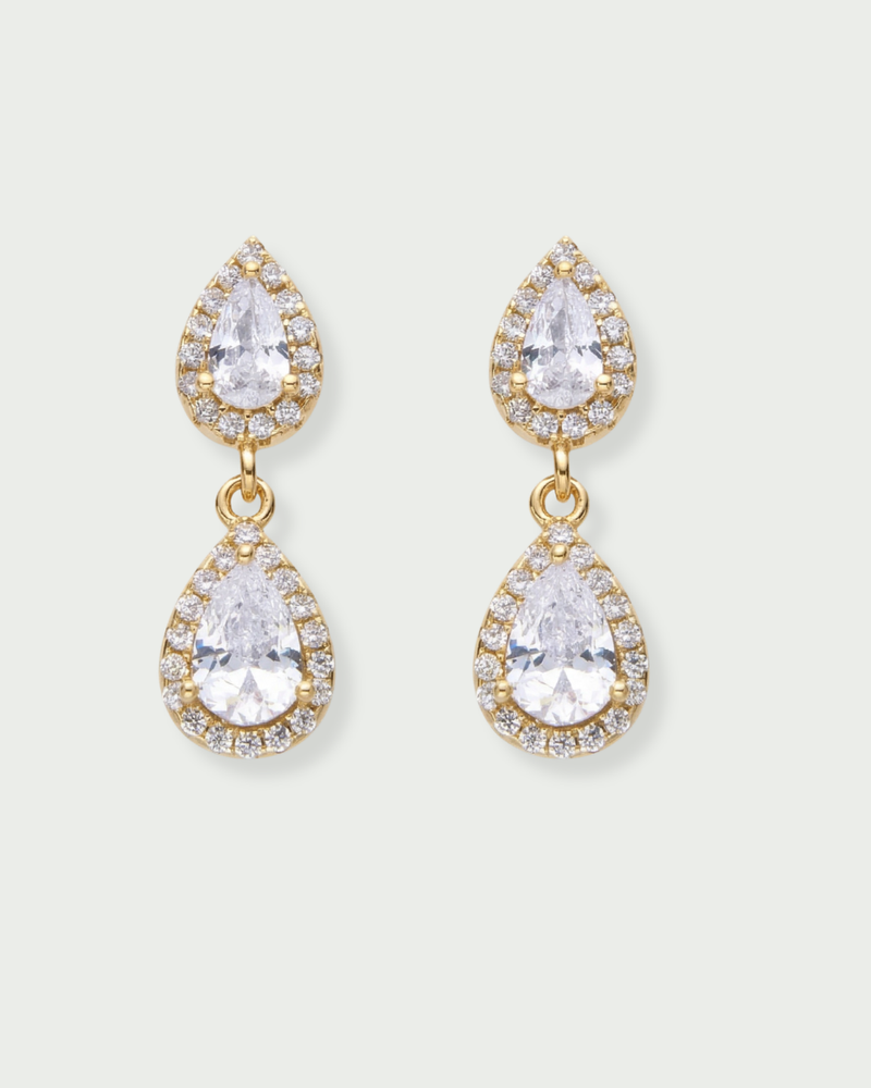 Puces Double Infini Poire doré GENA Jewelry en argent 925 doré, ornées de deux zircons taille poire entourés d’un pavage lumineux.