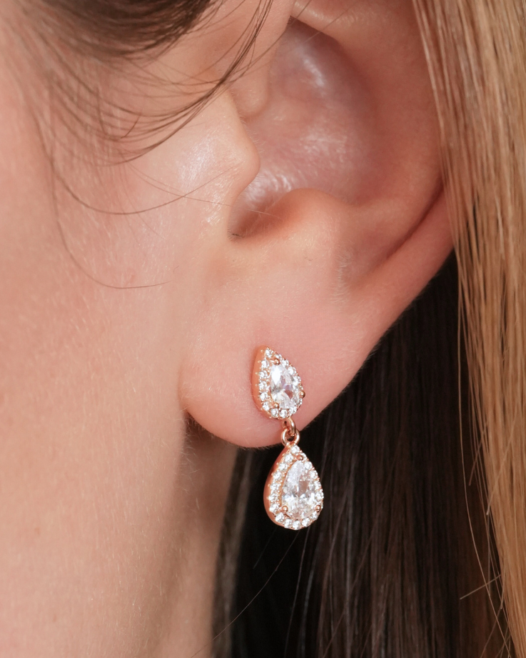 Boucles doubles poire en argent 925 doré rose avec zircon blanc pavé porté
