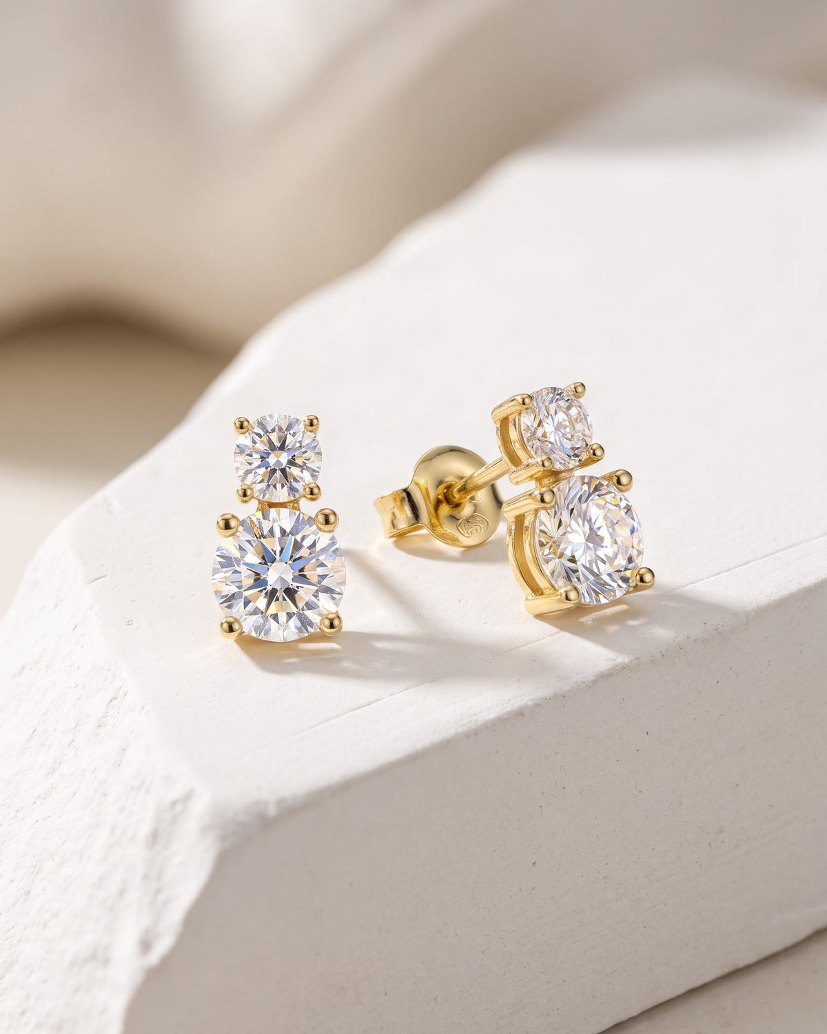 Boucles d’oreilles puces « Double Rond Intemporel » en argent 925 doré à l’or jaune 18 carats, double cercle élégant agrémenté d’un pavage de zirconiums taille ronde, finition polie brillante.