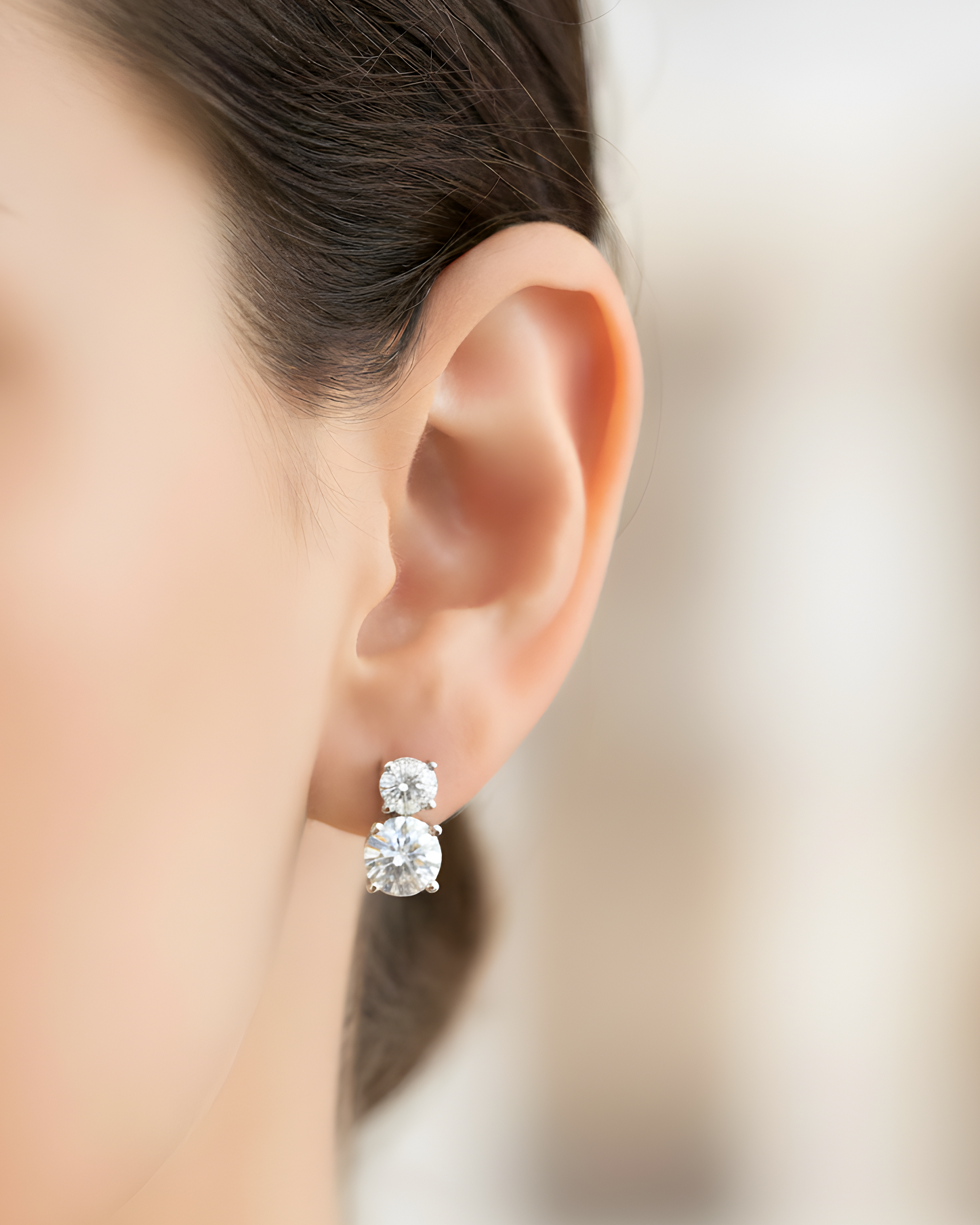 Boucles d’oreilles puces « Double Rond Intemporel » en argent 925 rhodié, double cercle élégant agrémenté d’un pavage de zirconiums taille ronde, finition polie brillante.