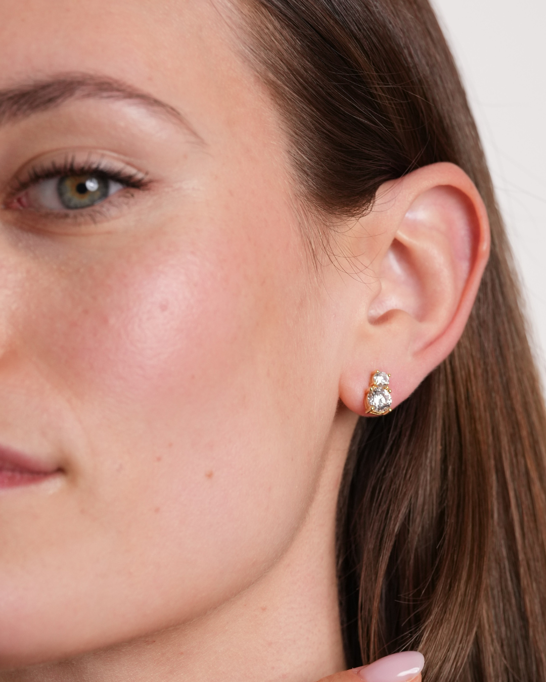 Boucles d’oreilles puces « Double Rond Intemporel » en argent 925 doré à l’or jaune 18 carats, double cercle élégant agrémenté d’un pavage de zirconiums taille ronde, finition polie brillante.