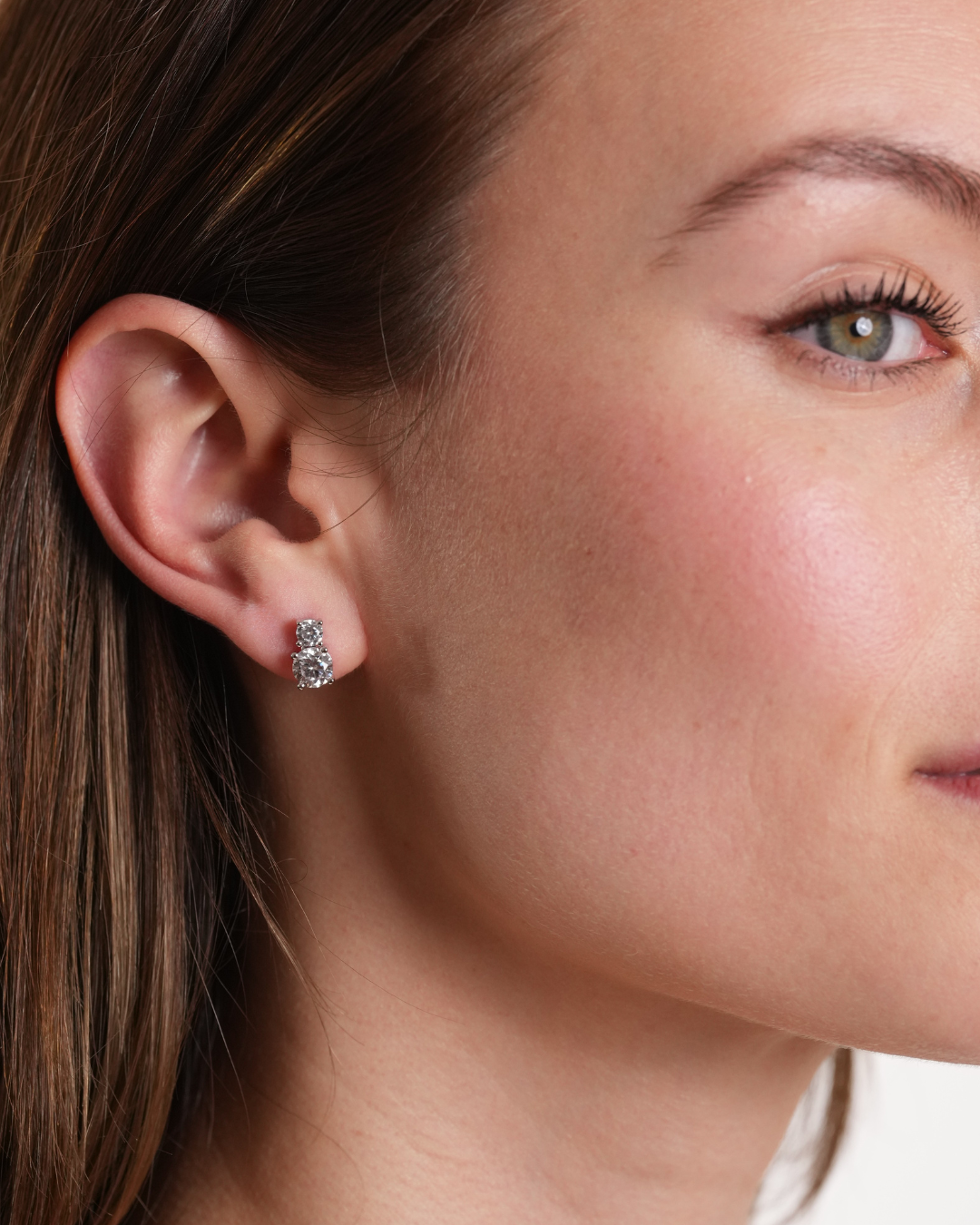 Boucles d’oreilles puces « Double Rond Intemporel » en argent 925 rhodié, double cercle élégant agrémenté d’un pavage de zirconiums taille ronde, finition polie brillante.