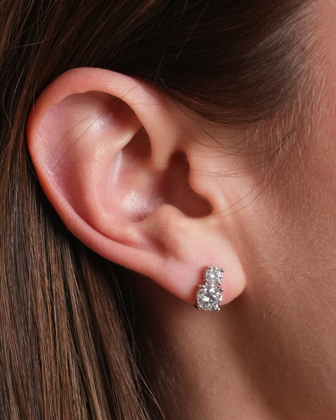 Boucles d’oreilles puces « Double Rond Intemporel » en argent 925 rhodié, double cercle élégant agrémenté d’un pavage de zirconiums taille ronde, finition polie brillante.