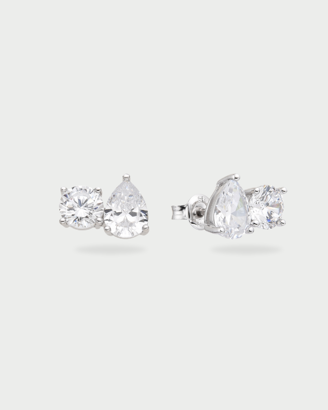 Boucles d’oreilles puces « Duo Éclat XL » en argent 925 rhodié, duo de formes scintillantes (« duo ») en pavage de zirconiums multi‑facettes, finition polie brillante.