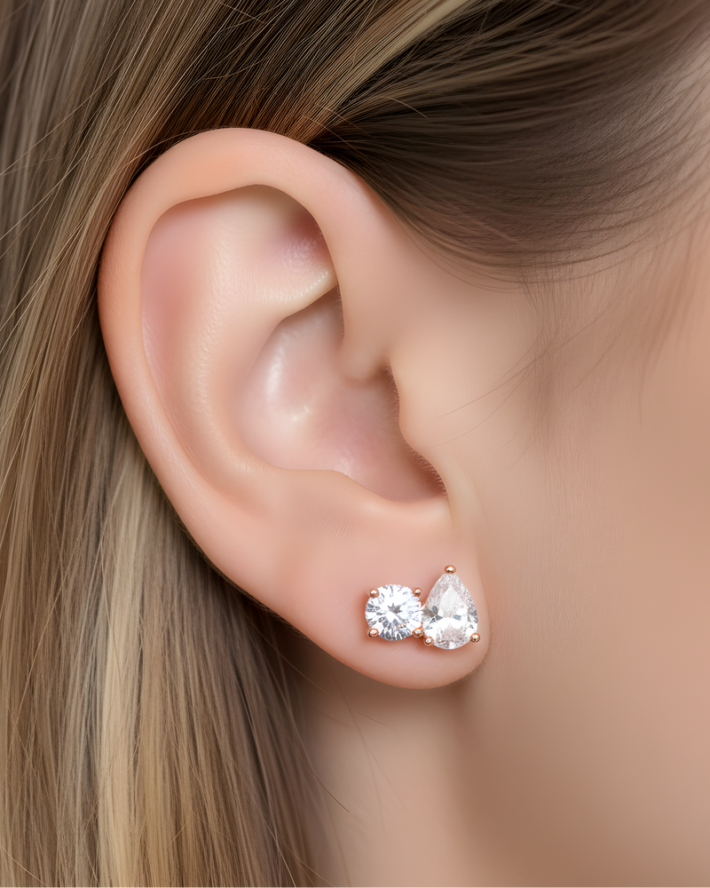 Boucles d’oreilles puces « Duo Éclat XL » en argent 925 doré à l’or rose 18 carats, duo de pierres scintillantes en pavage de zirconiums taille ronde et poire, finition polie brillante.