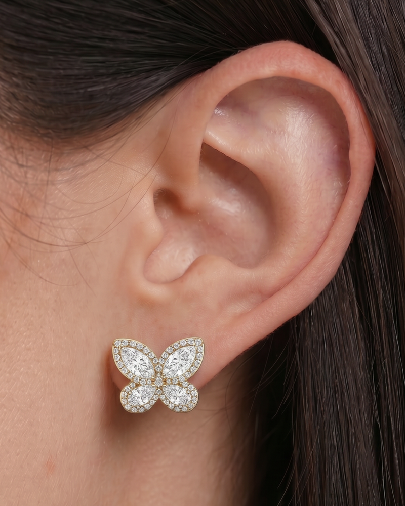 Gros plan sur les puces Papillon en argent 925 doré à l'or jaune 18 carats - porté 