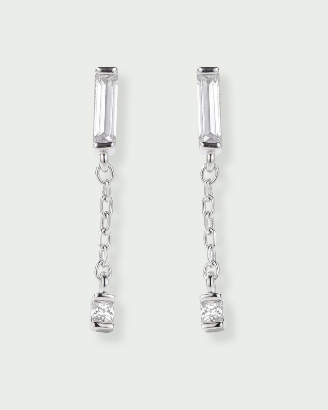 Boucles en argent 925 rhodié avec zircon baguette, chaîne fine et pierre ronde pendante.