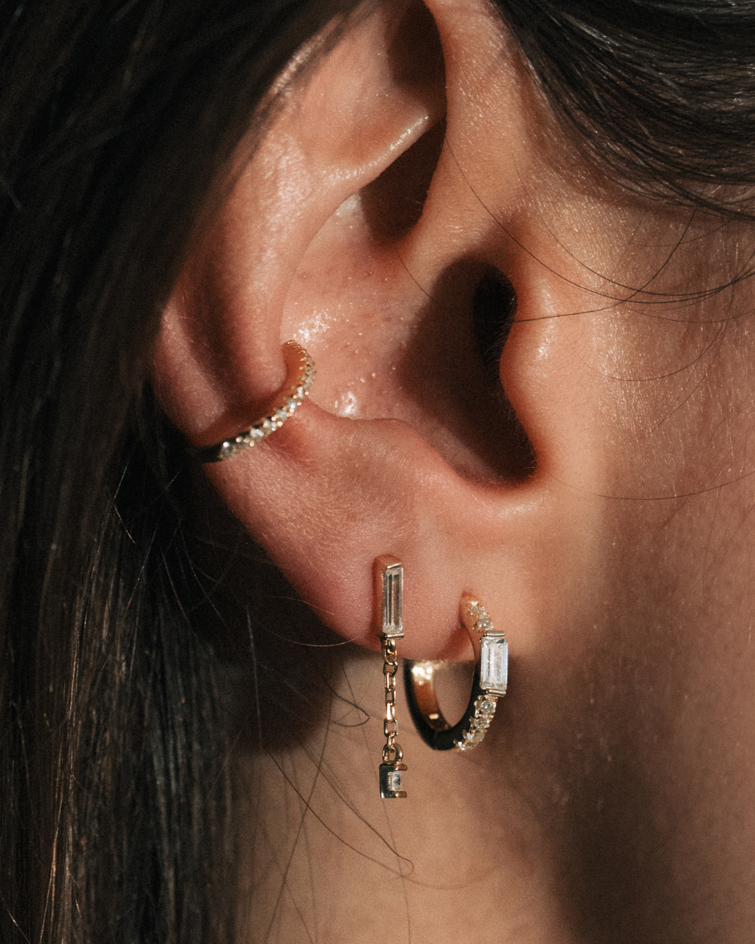 Boucles en argent 925 rhodié avec zircon baguette, chaîne fine et pierre carrée pendante.