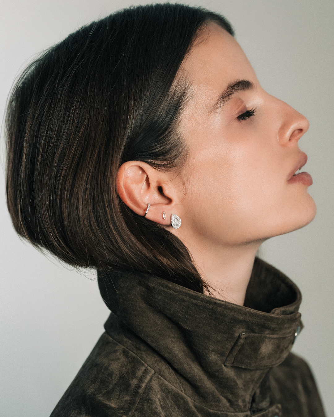 Puces d’oreilles poire argent 925 doré à l’or 18 carats pavées zirconium baguettes.