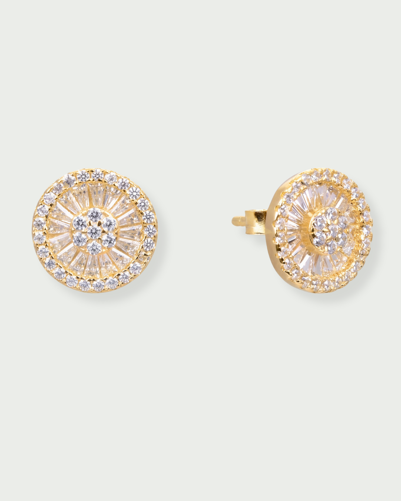 Puces rondes argent 925 doré à l’or 18 carats avec zirconium baguettes et pavage central.