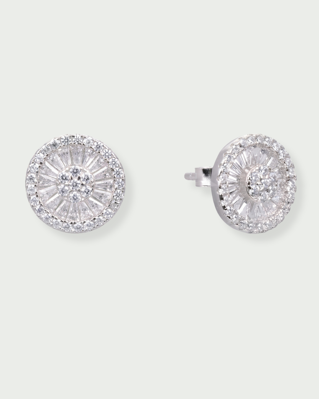 Puces rondes argent 925 rhodié avec zirconium baguettes et pavage central.