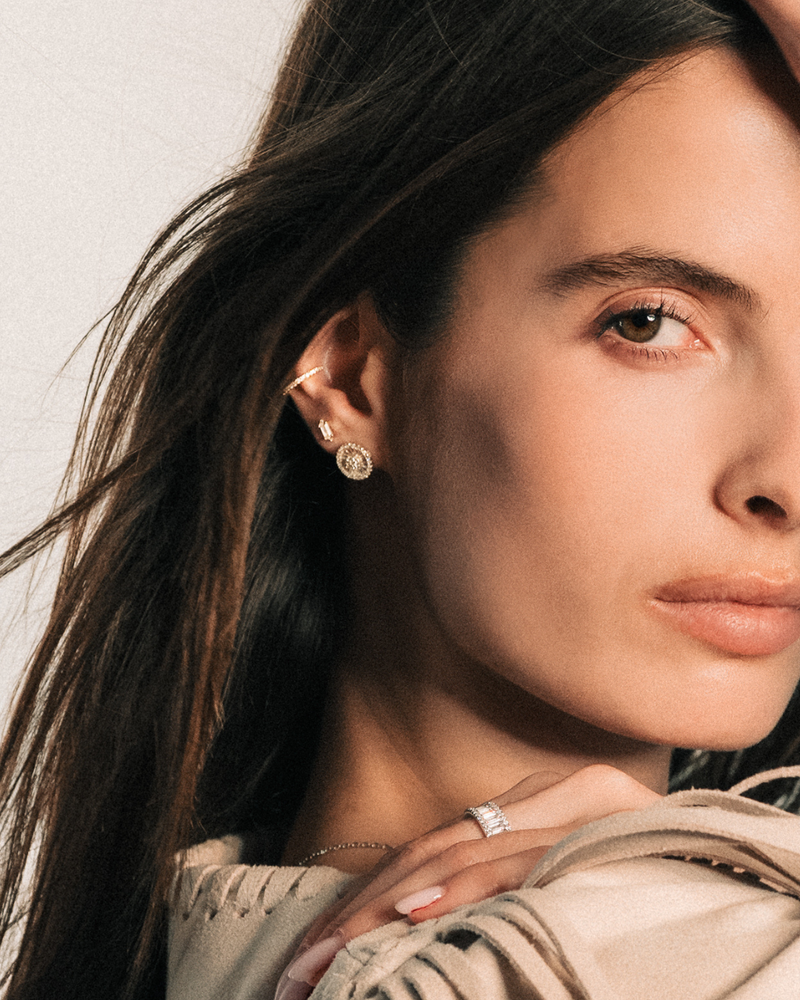 Puces rondes argent 925 doré à l’or 18 carats avec zirconium baguettes et pavage central.