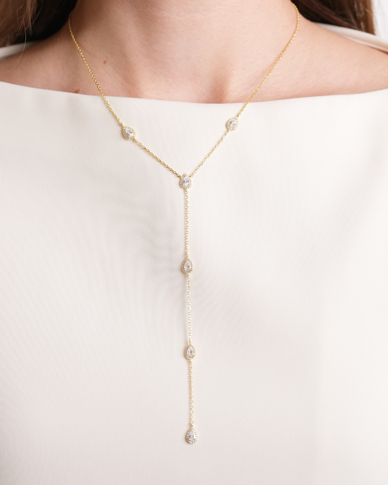 Collier « Sautoir Infini Poire » en argent 925 doré à l’or jaune 18 carats, chaîne ajustable 38‑43 cm avec chute verticale d’environ 12 cm, ornée de zircons blancs taille poire sertis façon halo, finition polie brillante.