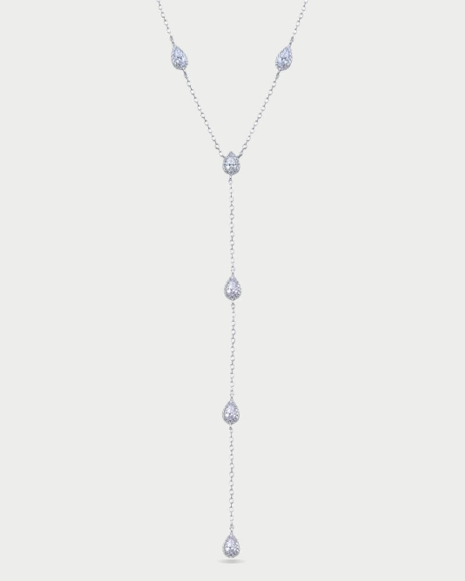 Collier « Sautoir Infini Poire – BLANC » en argent 925 rhodié, chaîne fine ajustable (38‑43 cm) prolongée d’une chute verticale d’environ 12 cm, orné de zirconiums blancs taille poire sertis façon halo, finition polie brillante