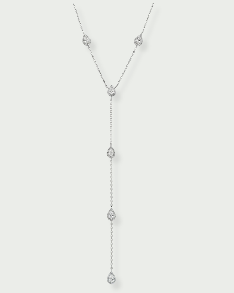 Ce sautoir délicat en argent 925 rhodié joue la carte de l’élégance aérienne. Les zircons blancs taille poire, sertis façon halo, s’enchaînent le long d’une chaîne fine et légère, créant une silhouette en cascade pleine de grâce.