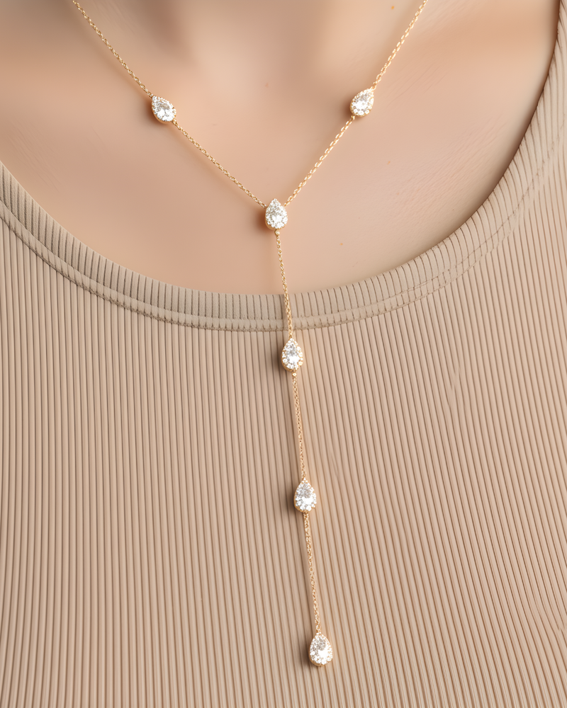 Collier « Sautoir Infini Poire » en argent 925 doré à l’or jaune 18 carats, chaîne ajustable 38‑43 cm avec chute verticale d’environ 12 cm, ornée de zircons blancs taille poire sertis façon halo, finition polie brillante.