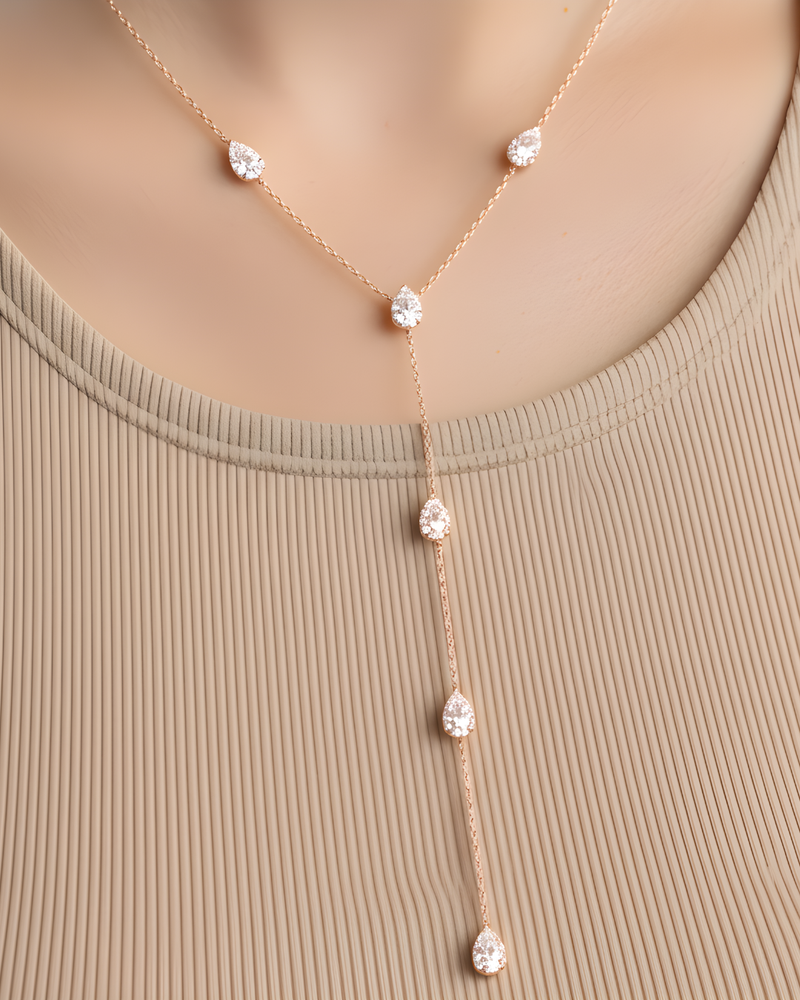 Collier « Sautoir Infini Poire » en argent 925 doré à l’or rose 18 carats, chaine ajustable 38‑43 cm avec chute verticale d’environ 12 cm, orné de zirconiums blancs taille poire sertis façon halo.