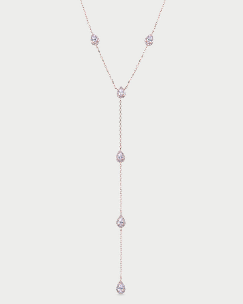 Collier « Sautoir Infini Poire » en argent 925 doré à l’or rose 18 carats, chaine ajustable 38‑43 cm avec chute verticale d’environ 12 cm, orné de zirconiums blancs taille poire sertis façon halo.