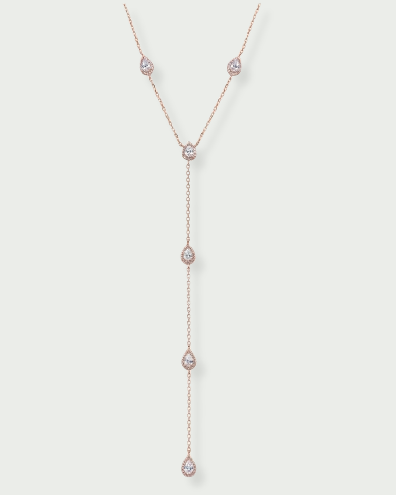 Collier « Sautoir Infini Poire » en argent 925 doré à l’or rose 18 carats, chaine ajustable 38‑43 cm avec chute verticale d’environ 12 cm, orné de zirconiums blancs taille poire sertis façon halo.