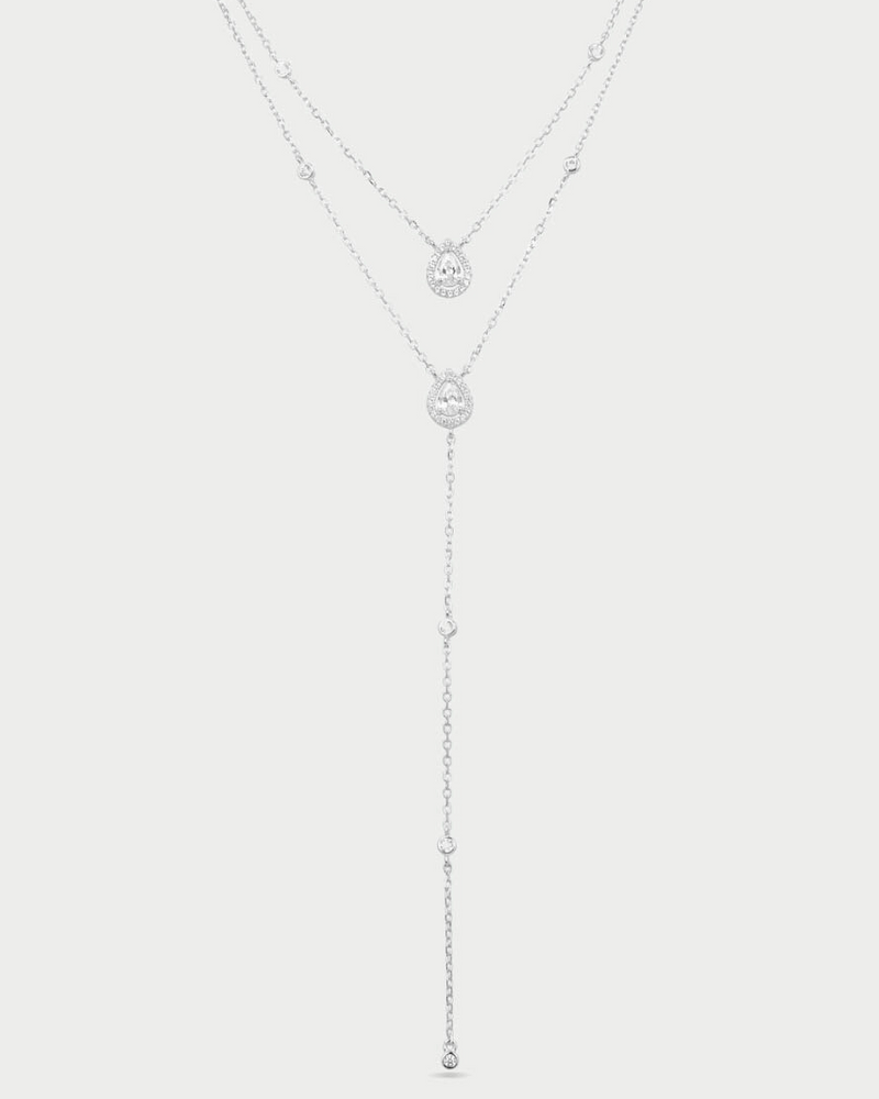 Sautoir « Double Infini Poire » en argent 925 doré à l’or jaune 18 carats, double chaîne élégante terminée par des motifs taille poire ornés de zirconiums taille ronde, finition polie brillante.