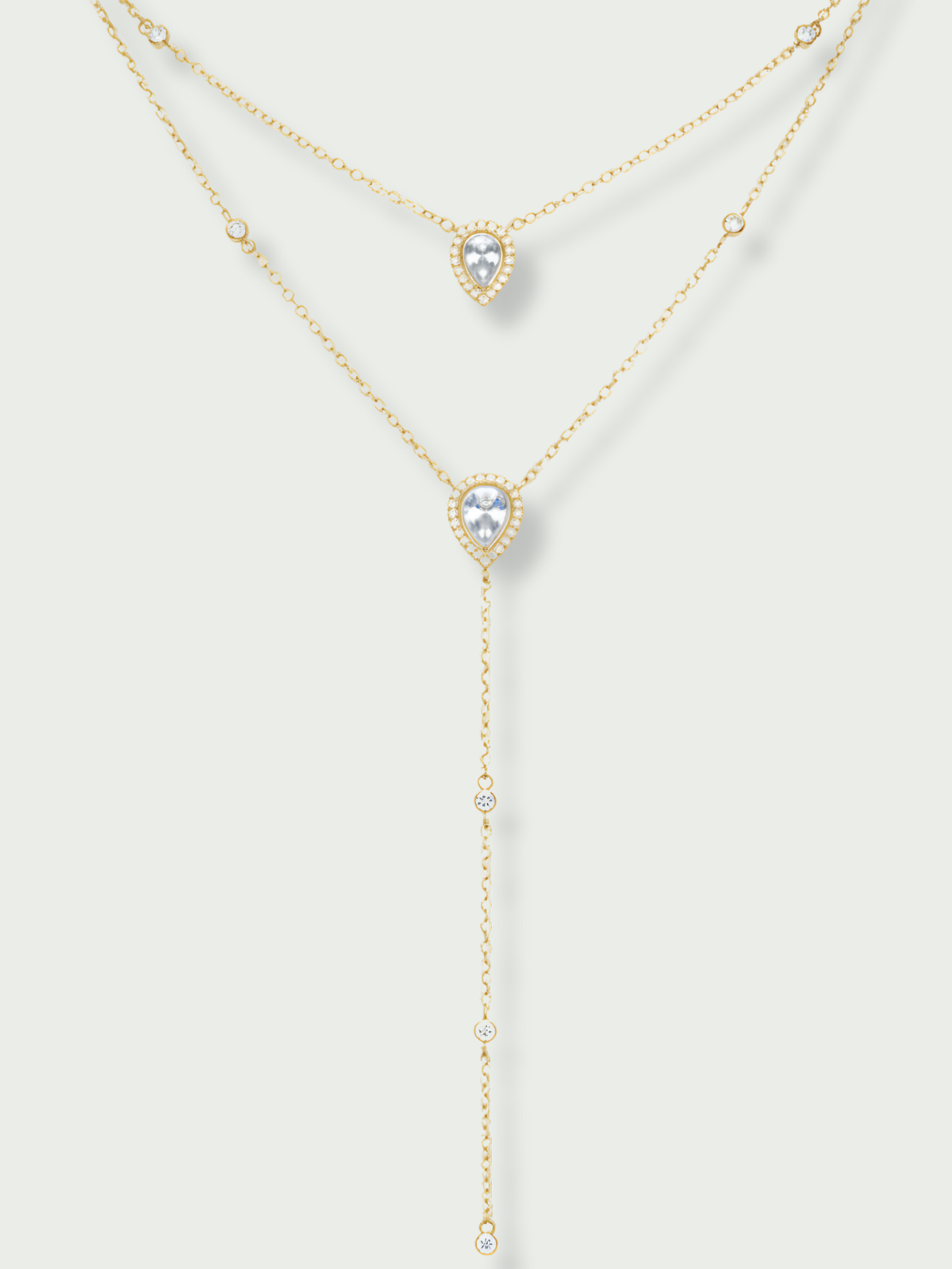 
Sautoir double Signature doré en argent 925 plaqué or 18 carats, avec deux chaînes fines et pendentifs en zirconium taille poire, design en Y élégant qui illumine le décolleté.